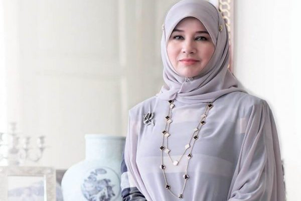 Fesyen Permaisuri Agong Tunku Hajah Azizah Aminah Maimunah Punya Pesona Tersendiri! | Wanista.com